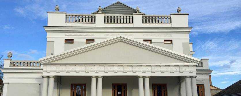 Stúkkó díszekkel díszített homlokzat